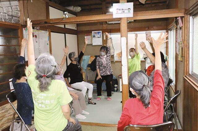 「みんなで体操」の様子を表す写真。