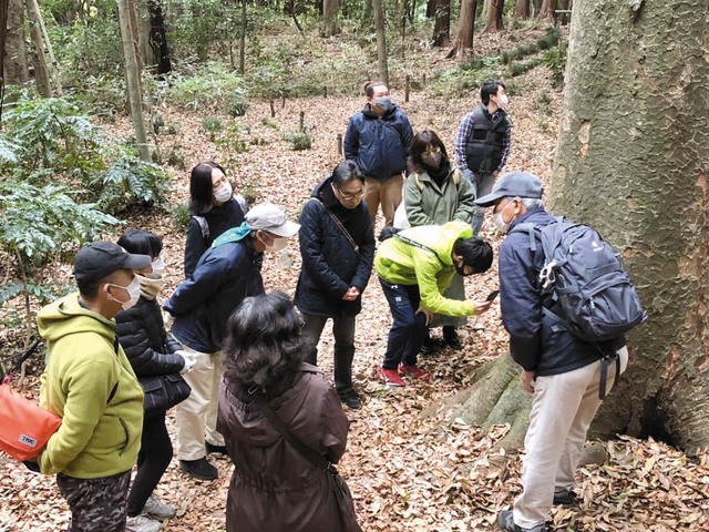 写真3、市内名所を巡りゴミ拾いをする「さがさんぽ」の活動の様子を表す写真。「相模原っていいね」を増やす広報活動にもなっている（さがサポ提供）。