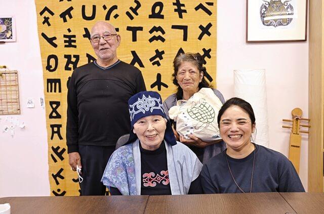 アイヌぢからのうかじさん、いのうえちはるさん、うろこがわひろみ・ふみえ夫妻の写真。