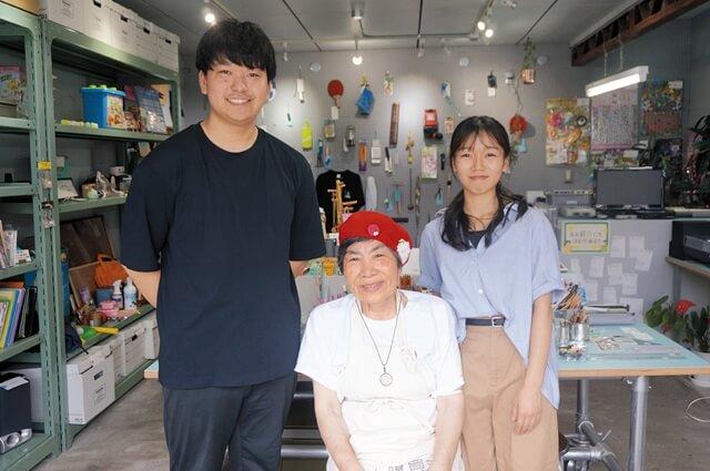 樺山購買部店主のきみこさん、コミュラボ研究員のほりただいちさんとおおまつたまきさんの写真。