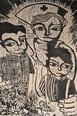 次男の均さんが小学4、5年生ごろママと兄、自分を描いた版画の写真。