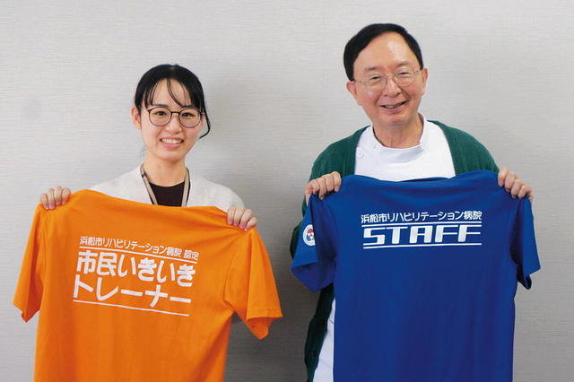 市民いきいきトレーナーのユニフォームのオレンジのポロシャツとスタッフのユニフォームのブルーのポロシャツの写真。