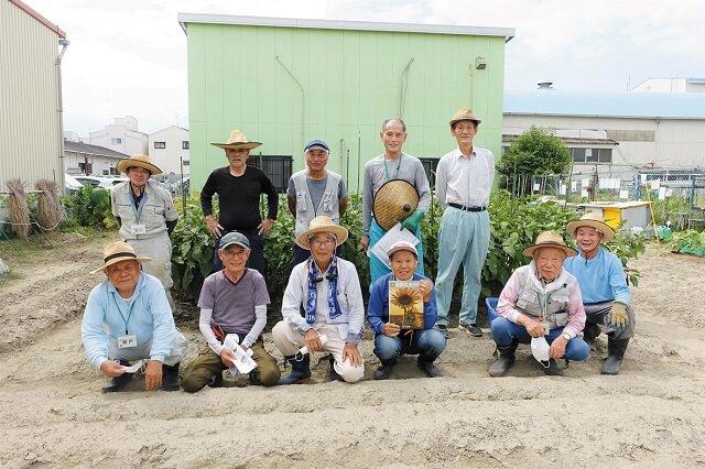 写真4、『令和4年版高齢社会白書』掲載記念でアグリメンバー大集合の写真（2022年8月撮影、鶴見区社協提供）。