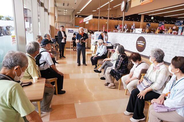 くつろぎサロンでの反省会の様子を表す写真。