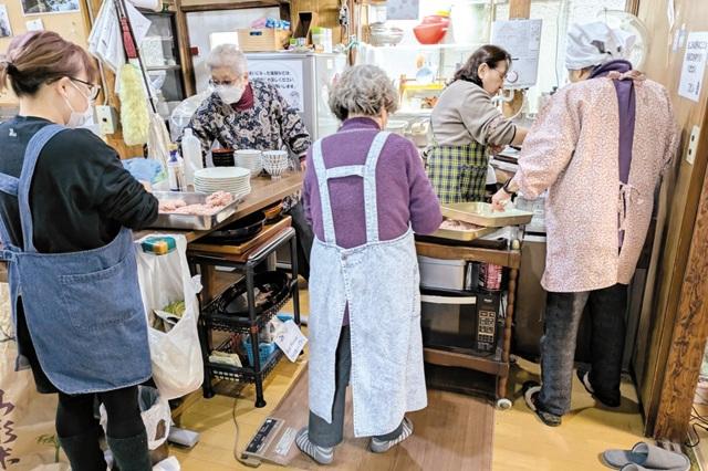 和気藹々の子ども食堂の厨房の様子を表す写真。