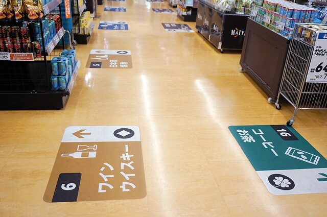 床に示されたマークやピクトグラムによる案内表示の写真。