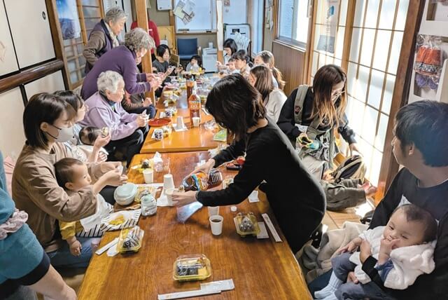 多世代が賑やかに集う様子を表す写真。