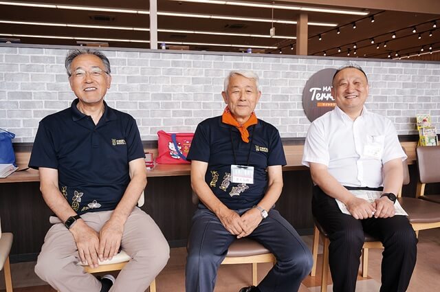 こんのとしあき医師、さくらのまさゆきさん（滝沢市認知症の人と家族の会代表）、つじのあきひろさん（マイヤ取締役）の写真。