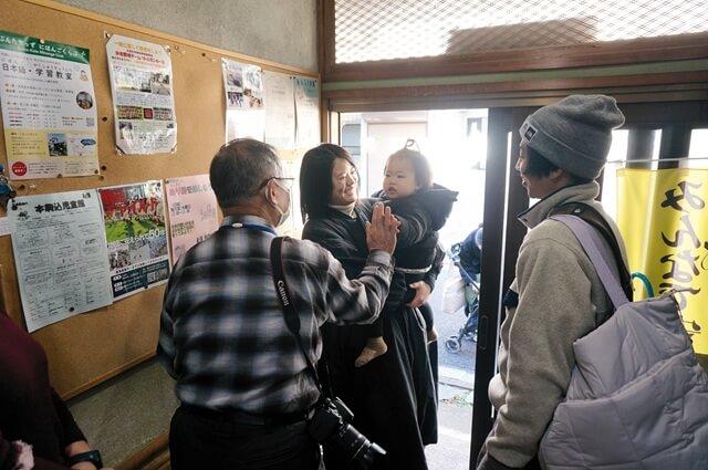 子連れの若い夫婦訪問の一場面の写真。