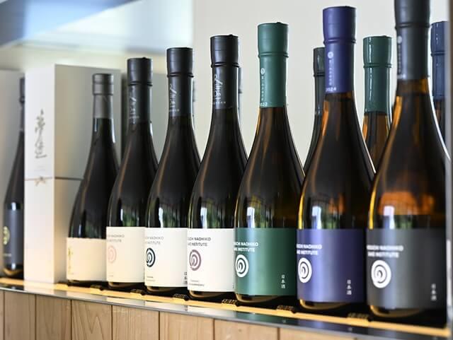 日本酒の種類によって異なるラベルの写真。