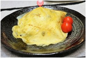 写真：炊き込みご飯を山型に盛り、薄焼き卵をのせた料理の写真。