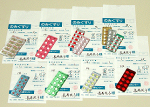 写真：症例77歳女性の11種類の飲み薬を示した写真。