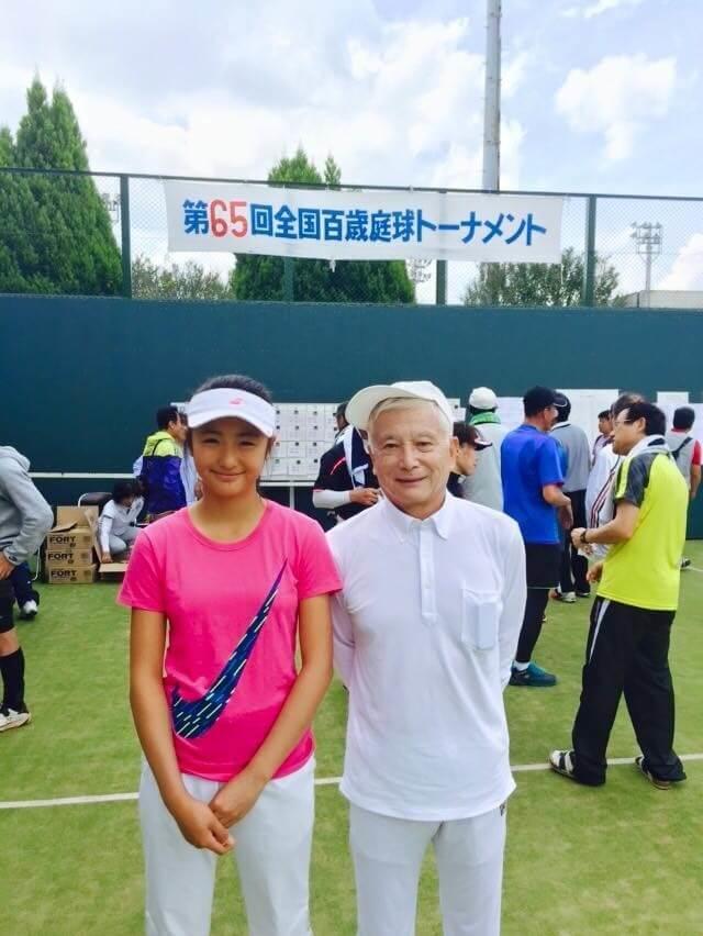 写真:第65回全国百歳庭球トーナメント出場時の孫娘15歳と著者75歳の記念写真。