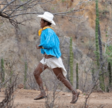 写真1：メキシコの銅峡谷という秘境に住むタラウマラ族がサンダルで長距離を走る様子を表す写真。