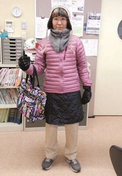 写真：宮子あずさ氏が厚手の手袋にニット帽、ネッグウォーマー、ダウンジャケット、ダウンスカートを着込んだ写真
