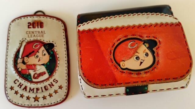 写真:広島カープのキャラクターがデザインされた定期入れと財布の写真