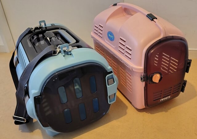 写真：これまでのピンクのキャリーバッグと新しく買った青のキャリーバッグの写真