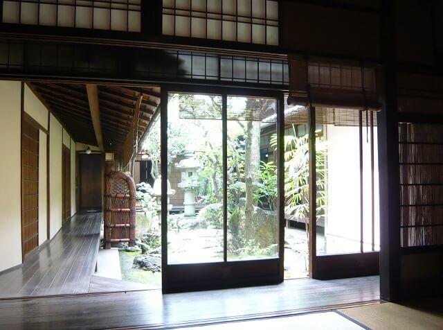京都にある町屋の中庭の様子を表す写真