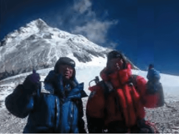 写真：エベレスト山頂に立つ三浦雄一郎氏と豪太氏