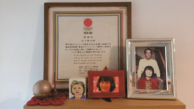 著者の両親のお弔いスペースに置かれた遺影とお鈴の写真。