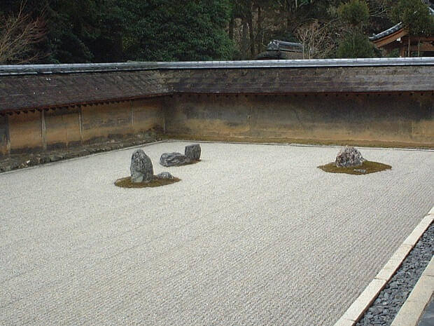 写真：遠近法による錯視の手法を用いた京都の竜安寺の石庭