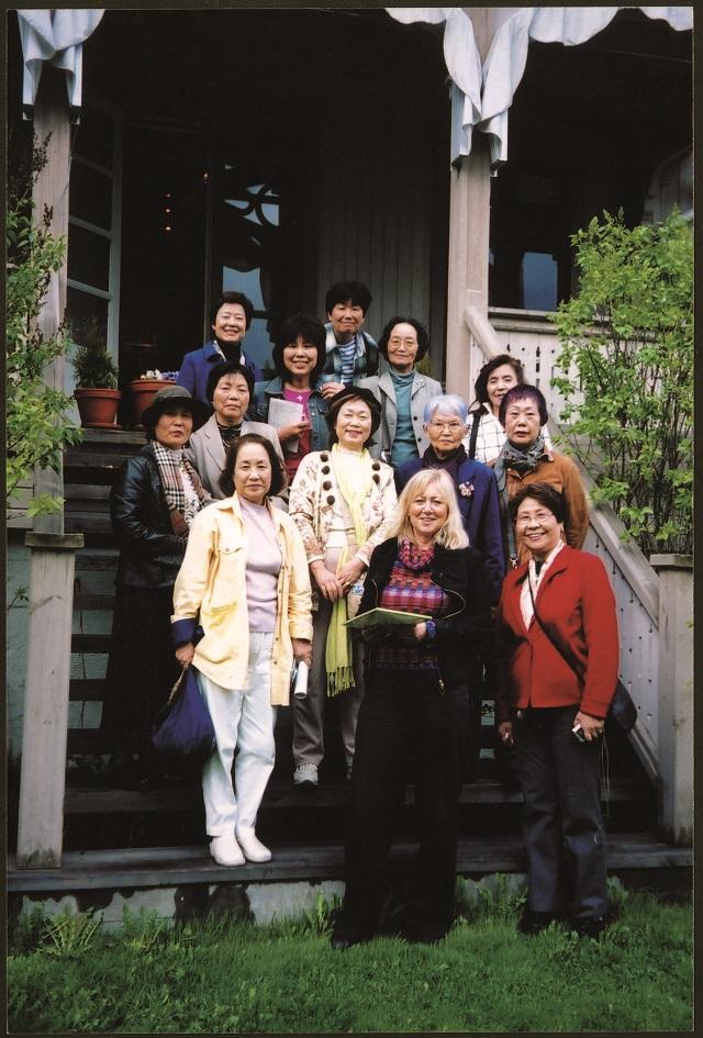 写真：スウェーデンとノルウェーへの女性政策の研修旅行にて、ノルウェー国立女性博物館裏庭で撮った筆者と館長さんと仲間との集合写真。