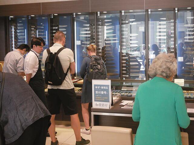 写真1：コレド室町1階にある日本橋木屋本店の店内写真。お客さんには外国人も多い様子を表す。