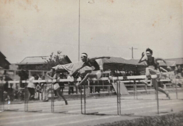 写真1：インタビュアー藤原さんが1952年岡山大学時代に中国・四国インカレで110mハードル競技を走る様子を表す写真。