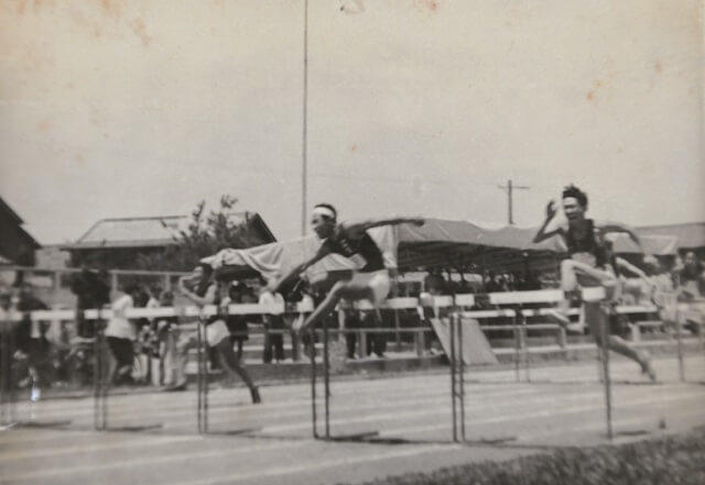 写真1:インタビュアー藤原さんが1952年岡山大学時代に中国・四国インカレで110mハードル競技を走る様子を表す写真。