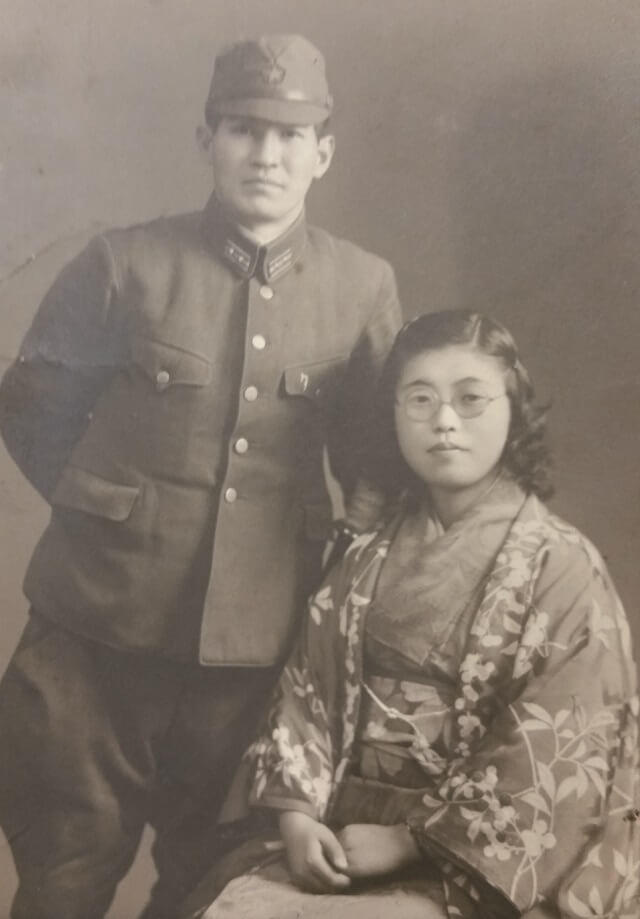 写真1：インタビュアー榮子さんと出征前の夫の写真。