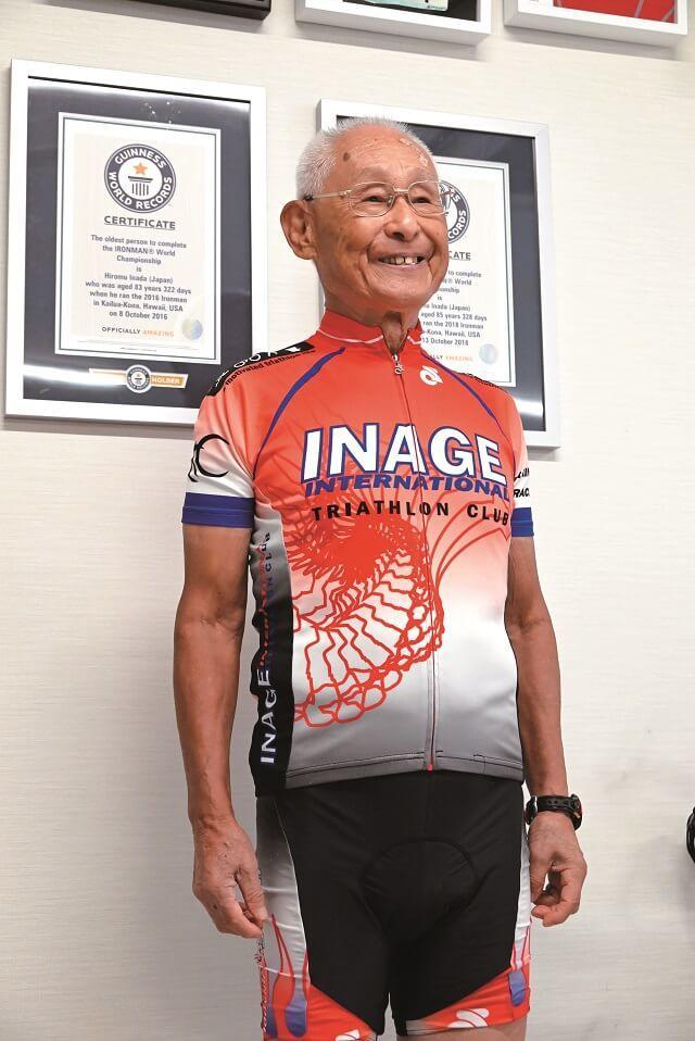 写真：アイアンマン世界選手権最高齢完走で2つのギネス世界記録をもつ稲田弘さんと認定証の写真。