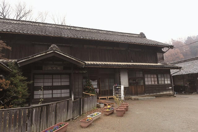 写真1：最も古い園舎の様子を表す写真。かつて大川氏の自宅としていた古民家。