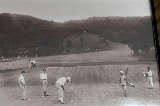 写真1：インタビュアー内田さんが10歳の頃旧軽井沢ゴルフ倶楽部にてキャディーのアルバイトをする様子を表す写真。