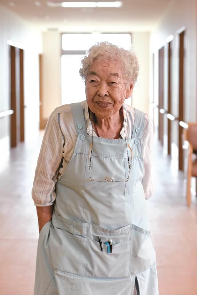 写真2：池田さんが訪問看護師として1室1室訪問する様子を表す写真。
