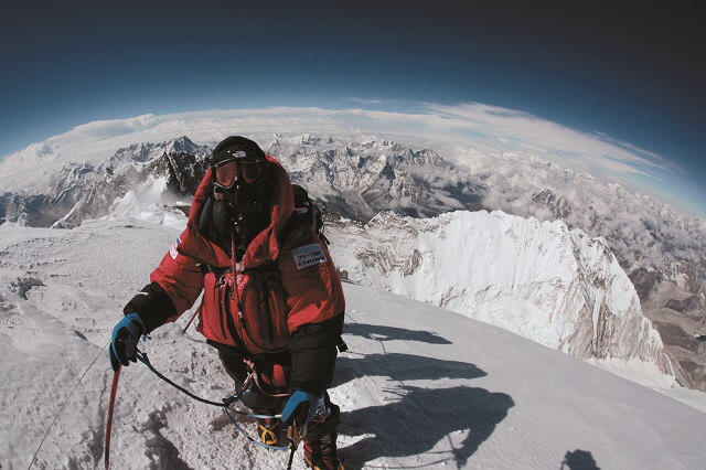 写真：三浦氏が80歳の時に3度目のエベレスト登頂を果たした時の様子を表わす写真。