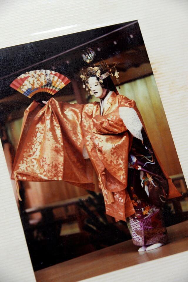 写真2：長岡さんが能楽作品「羽衣」を舞う様子を表す写真。