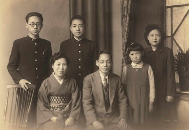 写真：1951年当時の中西さんの家族写真の様子を表わす写真。ご両親と姉、妹、弟の6人家族。