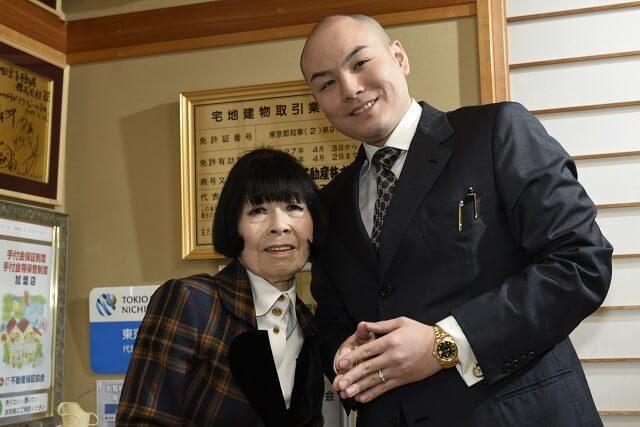 写真2：筆者和田京子氏と共同経営者である孫の昌俊氏の写真。