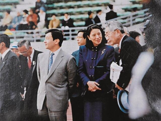 写真3:1997年に開催されたふれ愛ピック大阪で当時の皇太子さまご夫妻に藤原さんが説明する様子を表す写真。