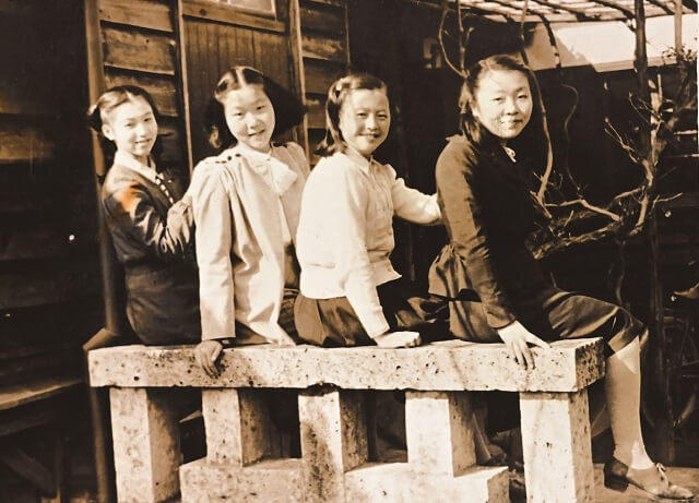 写真：樋口さんの高校時代に撮った仲良し4人組の写真。