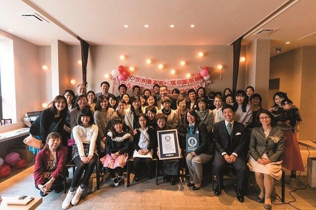 写真3：榮子さんが95歳の時に世界最高齢の現役薬剤師としてギネス認定された際にお祝いでファンが集まった様子を表す写真。