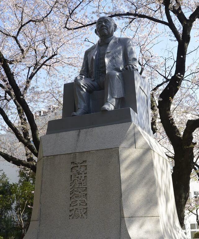 写真3：東京都健康長寿医療センター正門横にある渋沢栄一像。