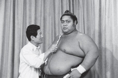 写真3：昭和61年7月名古屋場所で杉山氏が小錦へインタビューしている様子を表す写真。