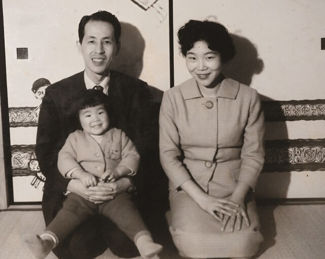 写真：樋口さんが20代後半の時に新興住宅地内で撮ったご主人と娘さんとの家族写真。