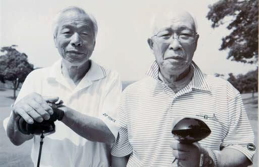 写真4：内田さんと内田さんの長男である内田袈裟彦プロのツーショット写真。