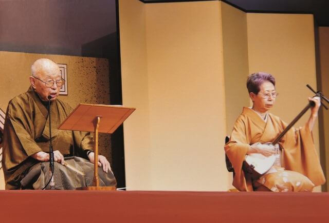 写真5：日本橋・三越劇場で咲村鈴音師匠との公演にて小唄を披露する様子を表す写真。