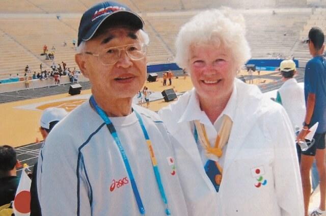 写真5：2004年アテネパラリンピックにて国際パラリンピック委員会役員のスーさんと藤原さんのツーショット写真。