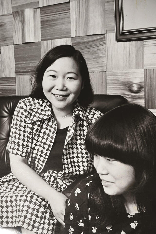 写真：30代半ばの樋口さんと娘さんの写真。