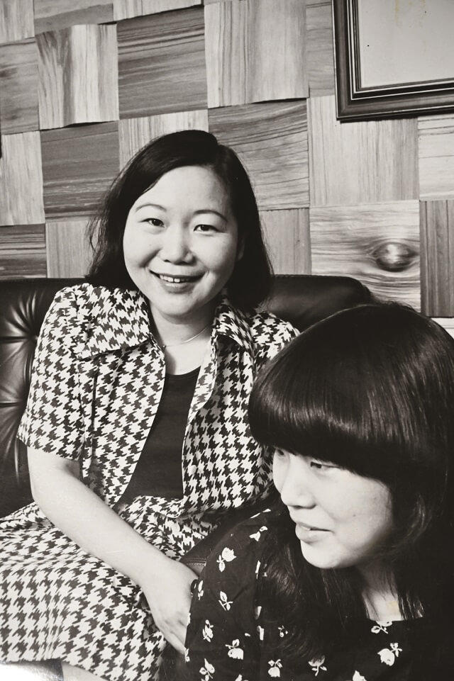 写真:30代半ばの樋口さんと娘さんの写真。