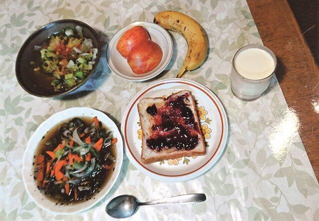 写真:稲田さんの夕食の様子を表す写真。